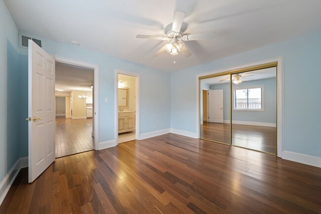 Building Photo - 2 Bed/2 Bath Apartment Located in Highly D...