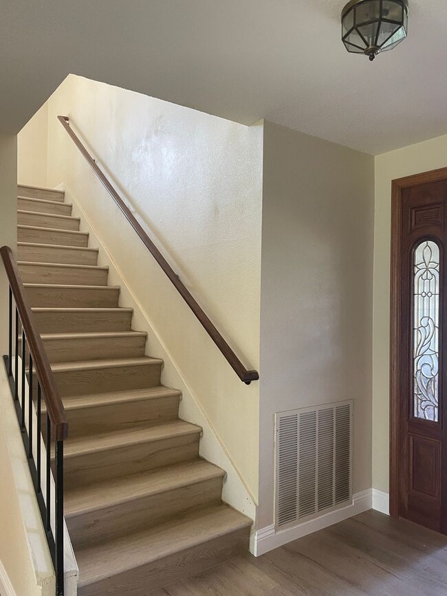 Building Photo - Gorgeous 4 Bedroom 2 Bathroom Home with Lo...
