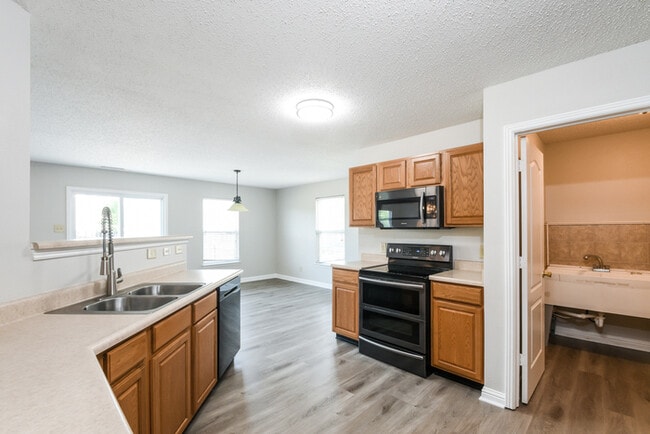 Building Photo - Ingalls 3-Bedroom with Expansive Living Space