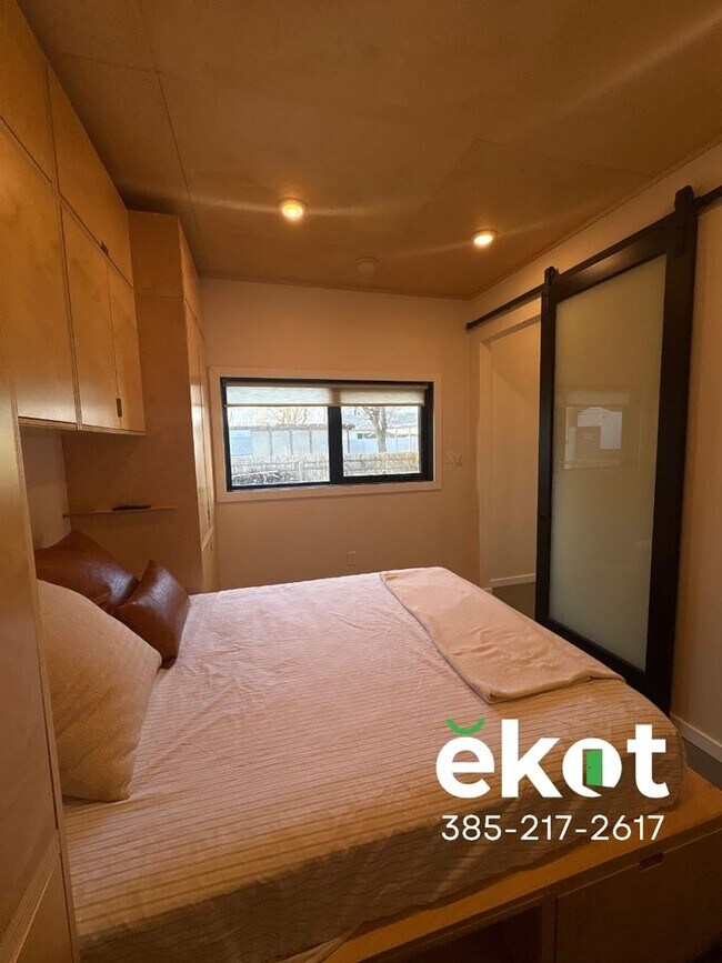 Building Photo - Stowell-SLC-Emery Manor