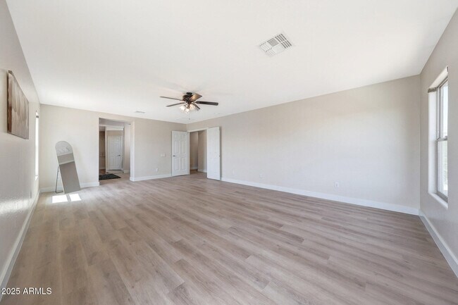 Building Photo - 9423 W Monte Vista Rd