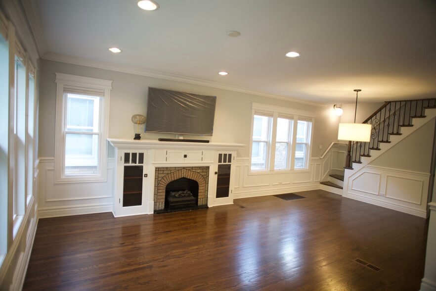 Building Photo - 3018 N Kostner Ave