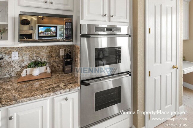 Building Photo - 1550 Summerhill Ln