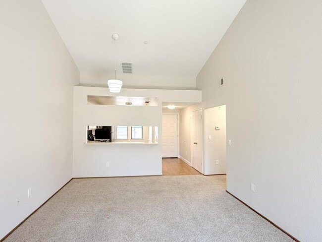 Building Photo - BRIGHT TOP FLOOR 2 BEDROOM CONDO ! Vaulted...