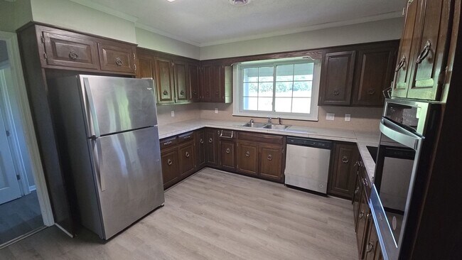 Building Photo - 985 Pineland Ave
