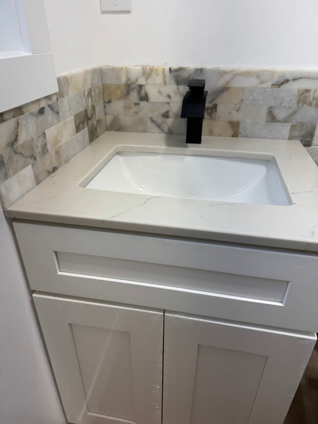 Building Photo - 2572 Perry Ave