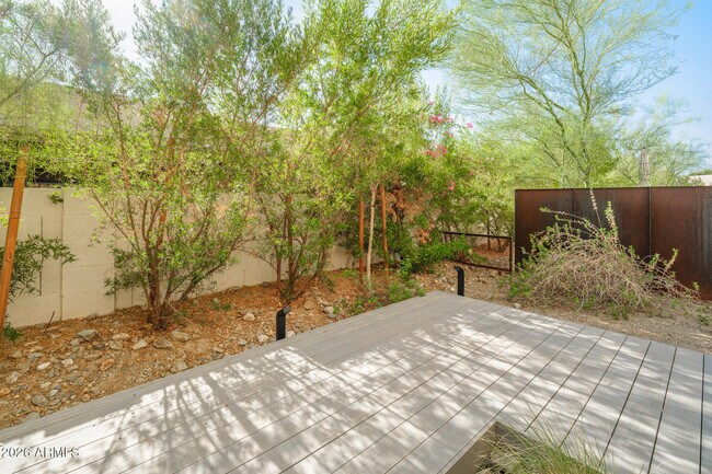 Building Photo - 1740 E Ocotillo Rd