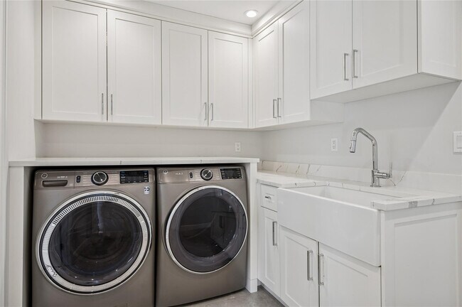 Building Photo - 2657 NE 26th St