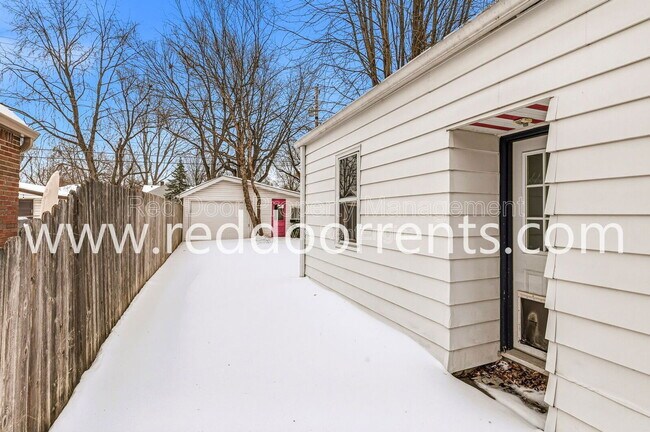 Building Photo - 6115 Indianola Ave