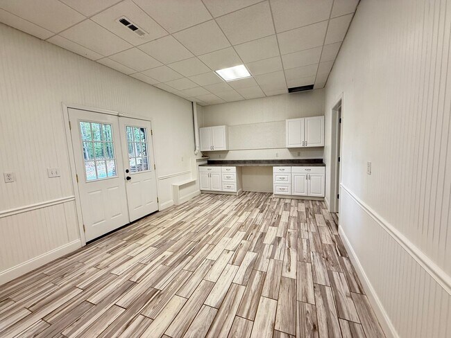 Building Photo - This beautiful brick home is located in Villa Rica and includes 6 bedrooms and 4.5 bath!