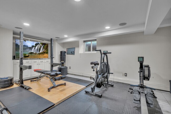 Building Photo - 42 Tanglewylde Ave