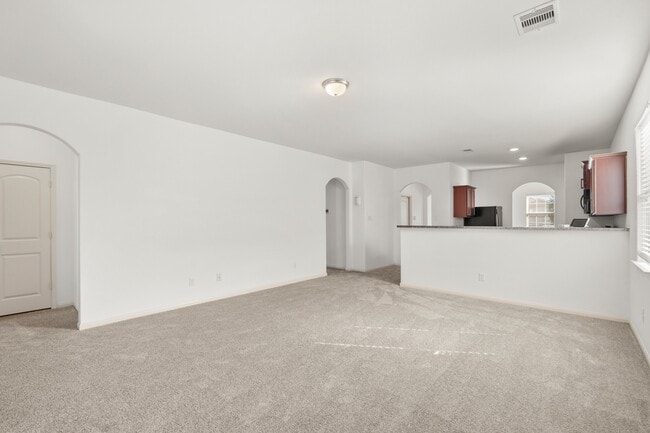 Building Photo - 718 Crystal Lakes Dr
