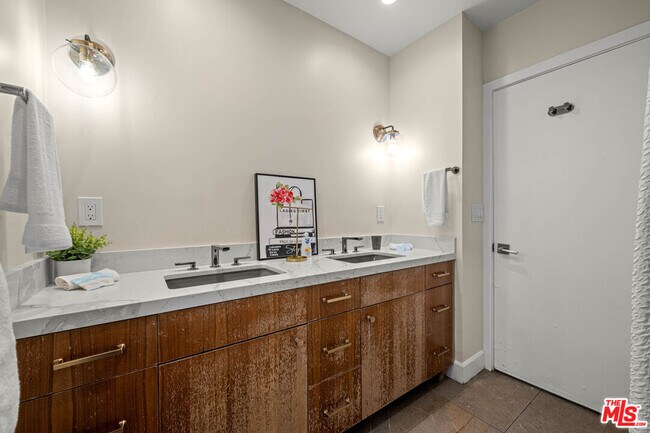 Building Photo - 14034 Valerio St