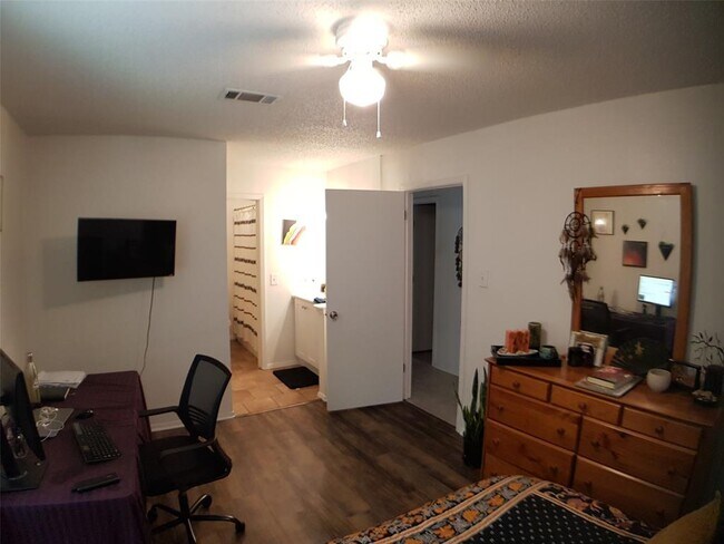 Building Photo - 1510 Rockdale Cir