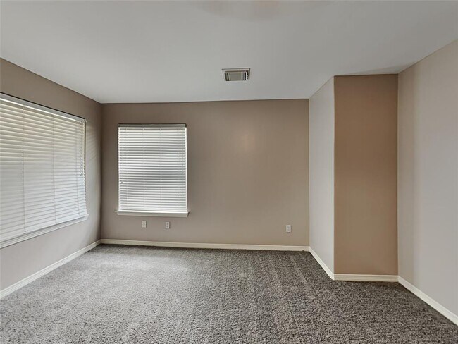 Building Photo - 2865 Westhollow Dr