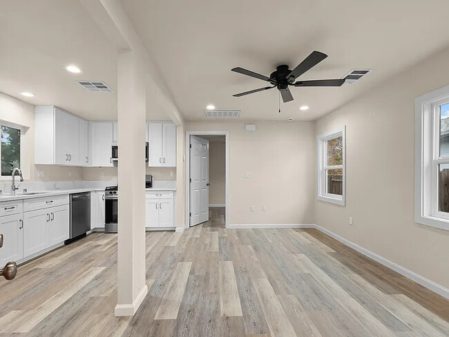 Building Photo - 1032 Pendegast St