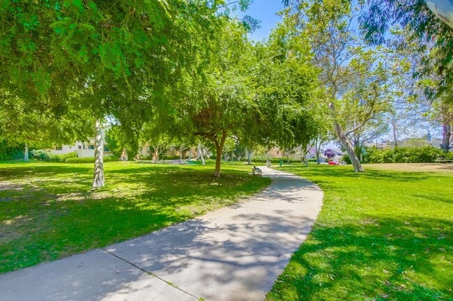 Building Photo - Spacious La Jolla Townhome in Desirable Wo...