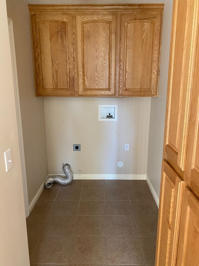 Building Photo - Very nice 3 bedroom 2.5 bath townhome in g...