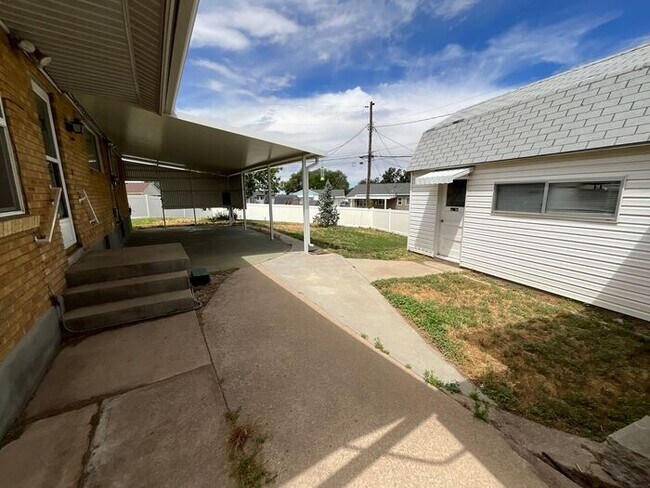 Building Photo - 4 Bedroom 2 Bath 2 Car Garage Home- Dog Friendly and RV parking.