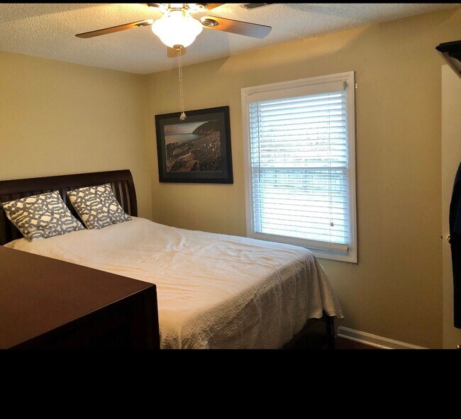 Building Photo - Knoxville 37922 - 3 bedroom, 2 bath home - Contact Susan Niedergeses (865) 300-4722