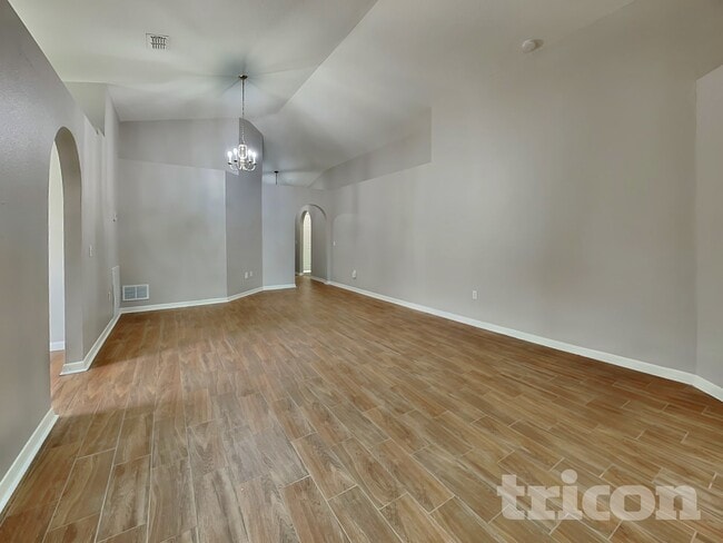 Building Photo - 1420 Shorewood Dr