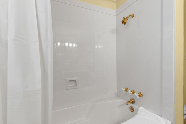 Building Photo - Country Living within Minutes of City Life