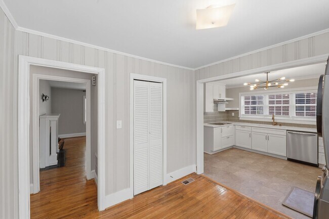 Building Photo - Charming 2BR Home with Modern Updates in Prime Charlotte Location
