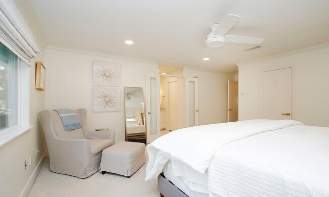 Building Photo - 827 St George Ln