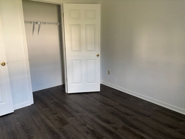 Building Photo - 2 br 1 ba Duplex