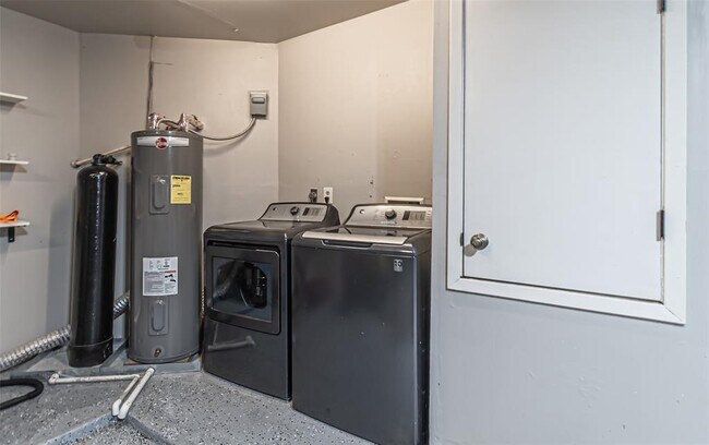 Building Photo - 21306 Castlemont Ln