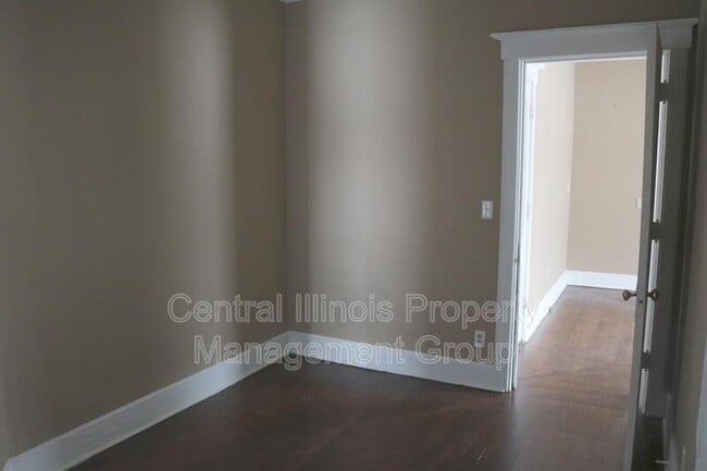 Building Photo - 611 W Jefferson St