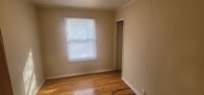 Building Photo - 4 Bedroom 2 Bath - Single Family Home