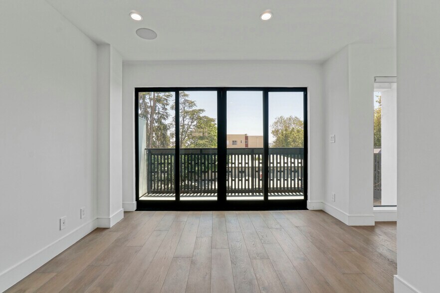 Building Photo - 1447 N Martel Ave