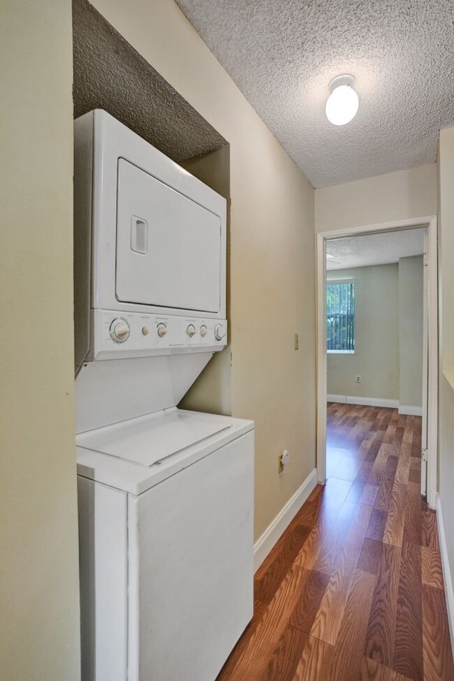 Building Photo - Townhouse with 2 Beds, 2.5 Baths, In-Unit ...