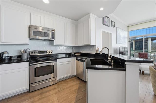 Building Photo - 500 Throckmorton St