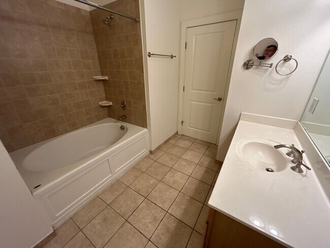 Building Photo - 1 Bed | 1.5 Bath Downtown Raleigh Condo - ...