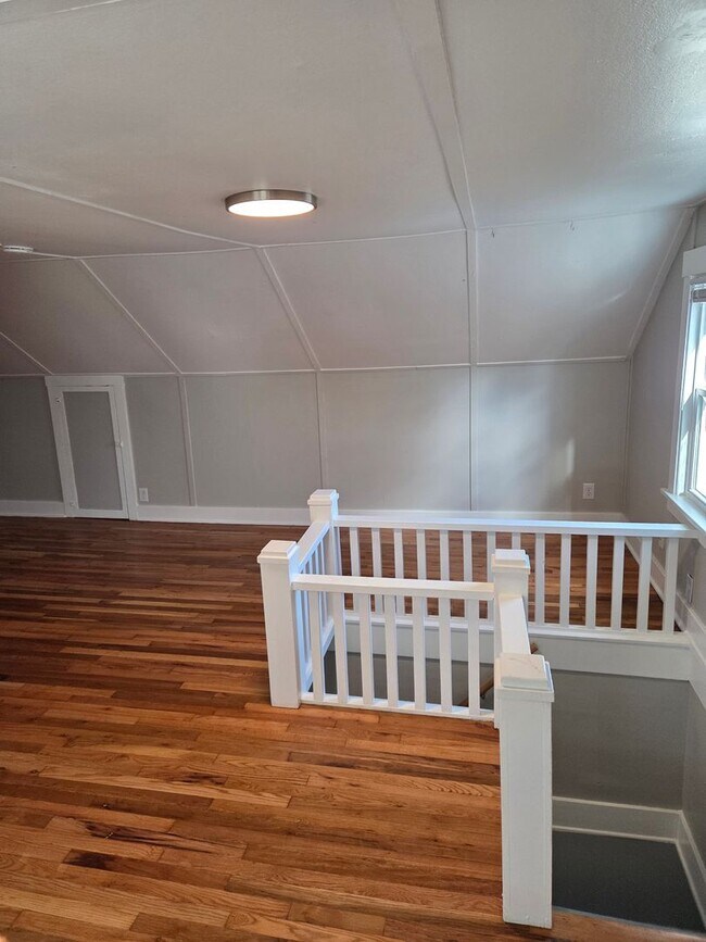 Building Photo - Aksarben 3 bed 2 bath 1 car garage newly remodeled, witb a fenced in backyard!