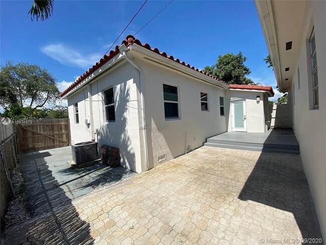 Building Photo - 2631 SW 30th Ct