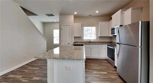 Kitchen - 210 Chandler Ct