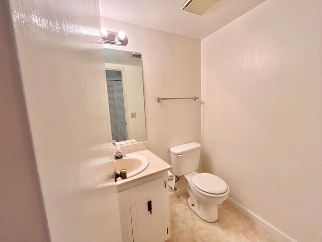 Building Photo - Adorable 3 bed / 1.5 bath Condo