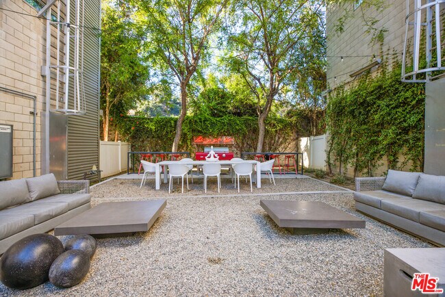 Building Photo - 3450 Cahuenga Blvd W