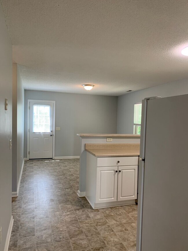 Building Photo - 3 BD, 2 BA House: Freshly Painted + New Flooring + Available Now!