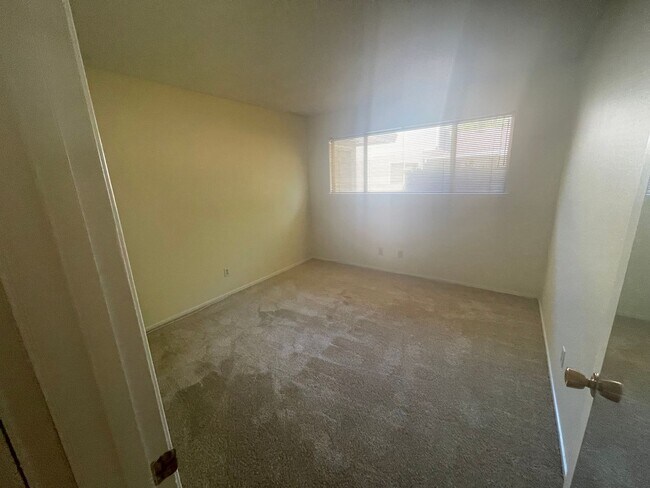 Building Photo - 2 Bedroom 1 Bath Single Story Unit with Co...