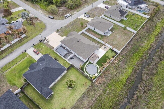 Building Photo - 681 SW Millard Dr