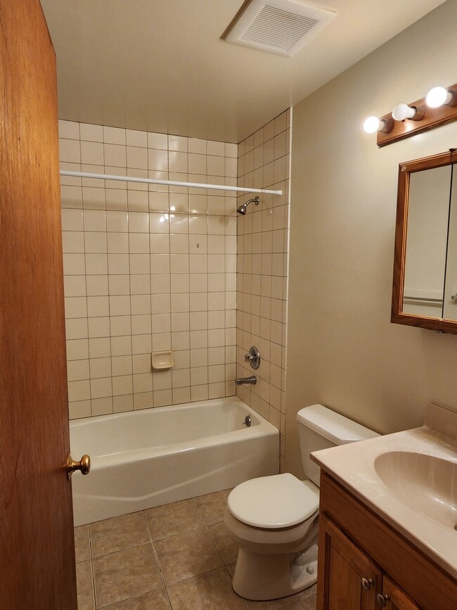 Building Photo - 1810 Bush St