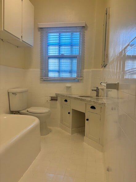 Building Photo - Chateau Alto Nido Apartments