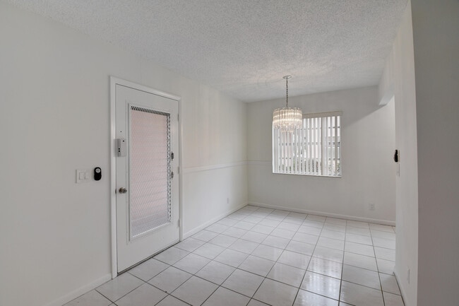 Building Photo - 548 Flanders L
