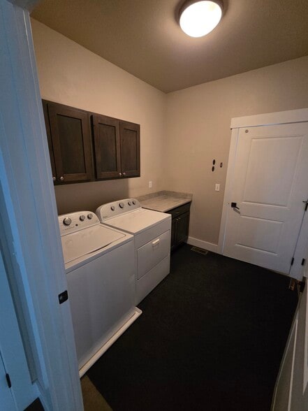Laundry & mudroom - 3378 S 22nd Ave