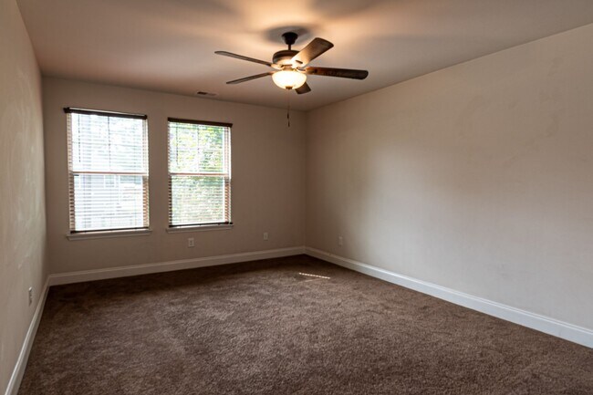 Building Photo - Modern Living in the Heart of Summerville!