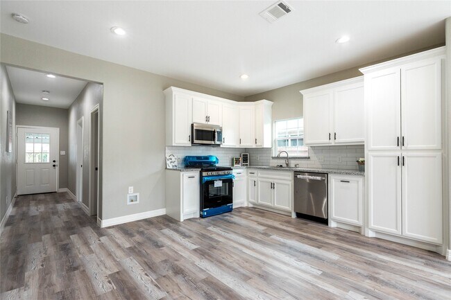 Building Photo - 6914 Avenue O